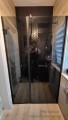 Kabina prysznicowa- hartowane szkło przydymione, grafitowe. Czarne okucia.